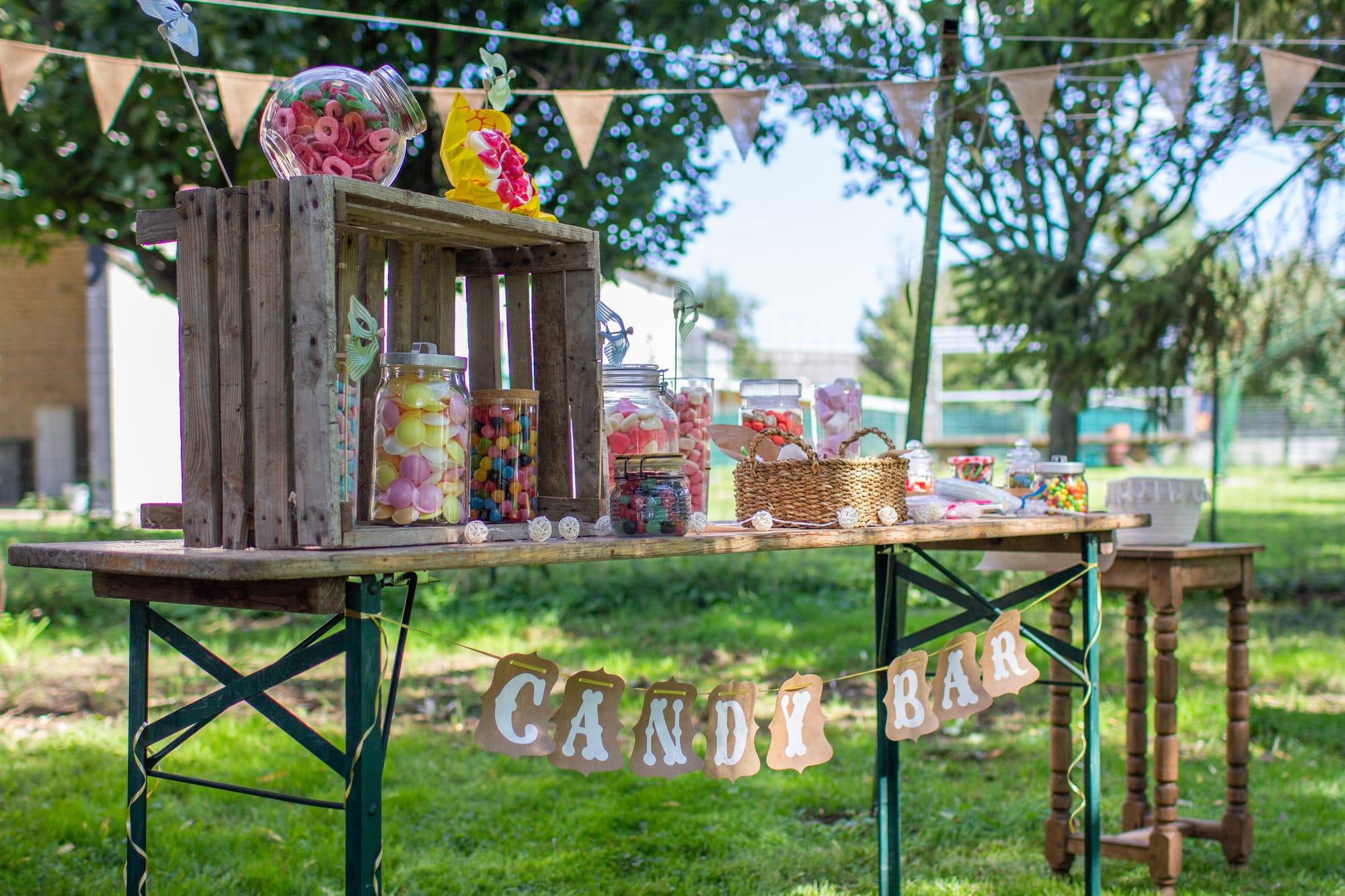 Candy bar champêtre sous les fanions, caisses en bois et bonbonnières