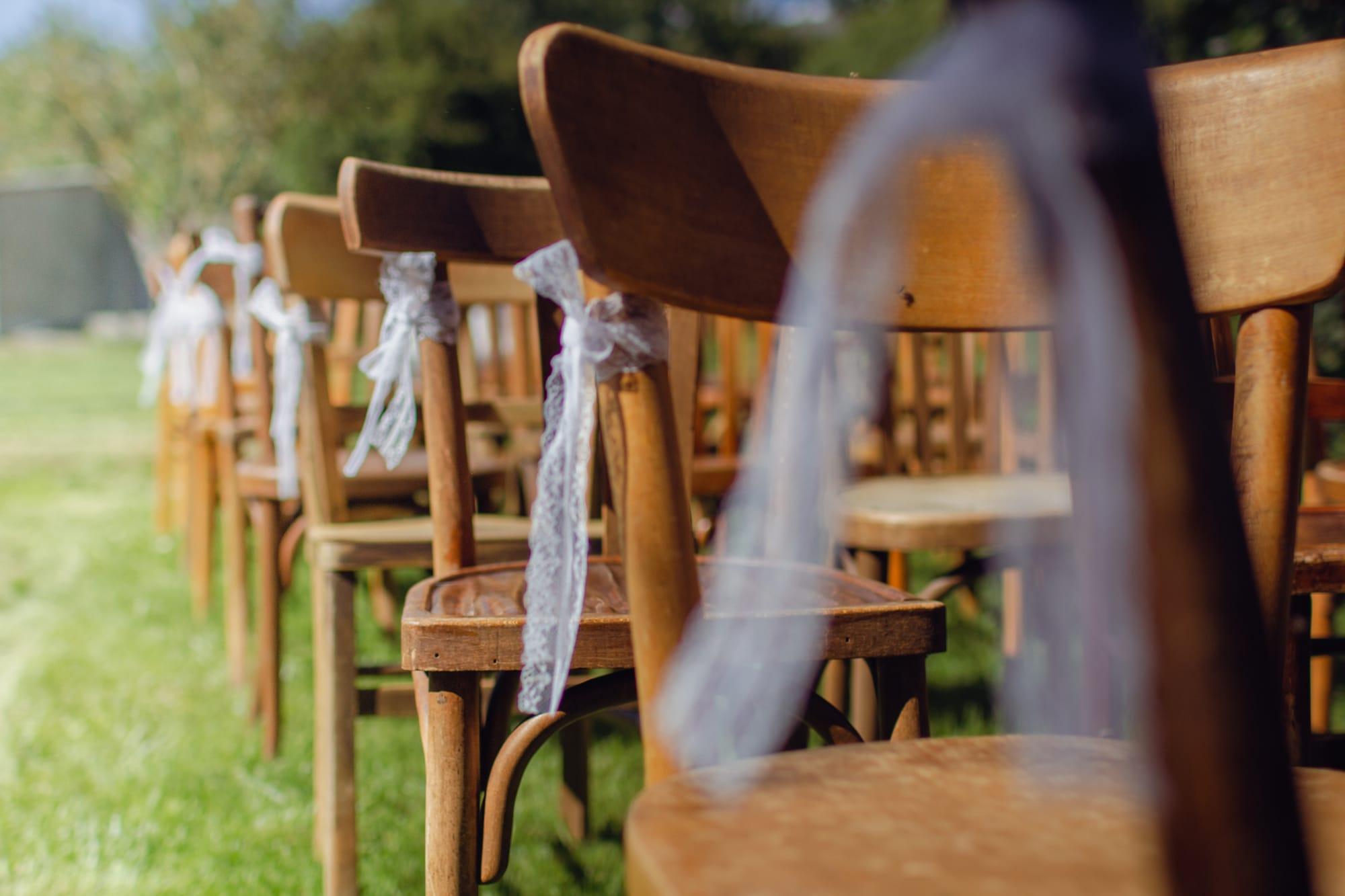 Chaises bistrot en bois ornées de noeuds de tulle